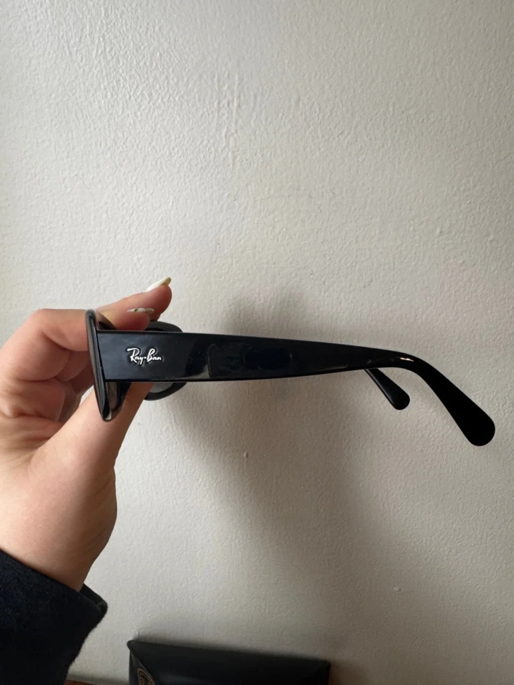Authentic Ray-Ban RB4122 Black Polarized Sunglasses w/ Case & Cleaning Kit
